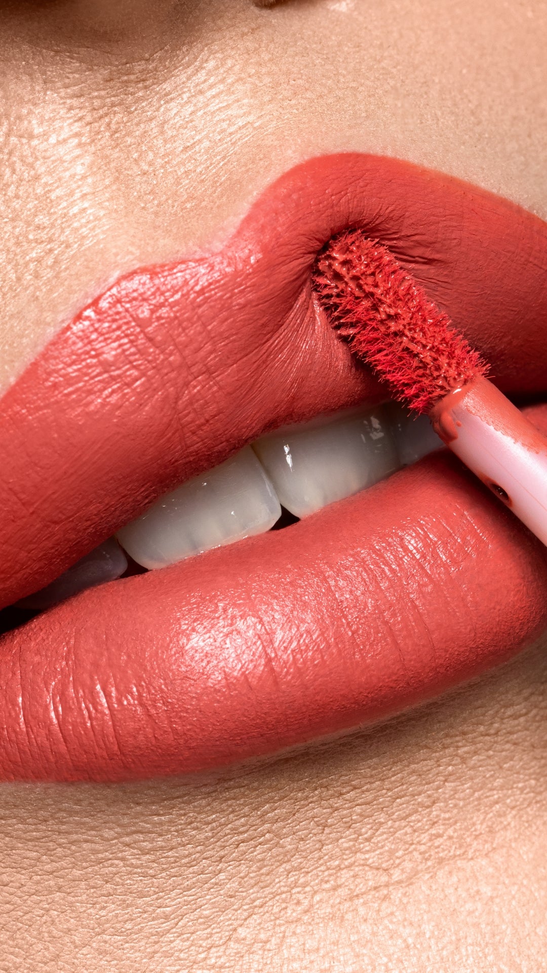 Labbra truccate con texture color pescato di Saily Cosmetics